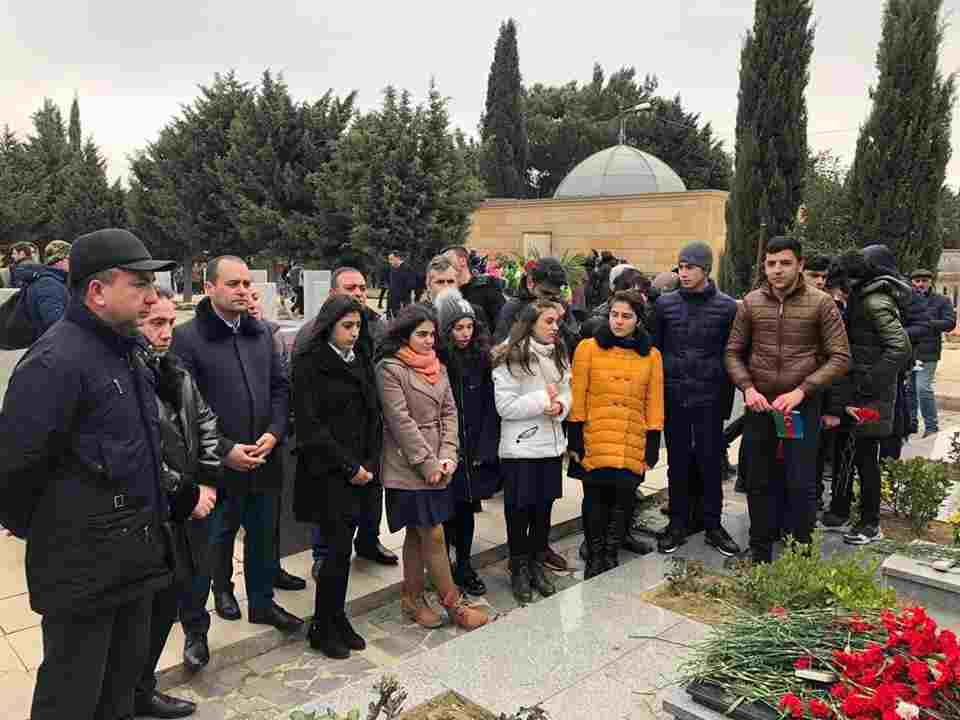 Gənclər Milli Qəhrəmanın məzarını ziyarət etdi - FOTOLAR