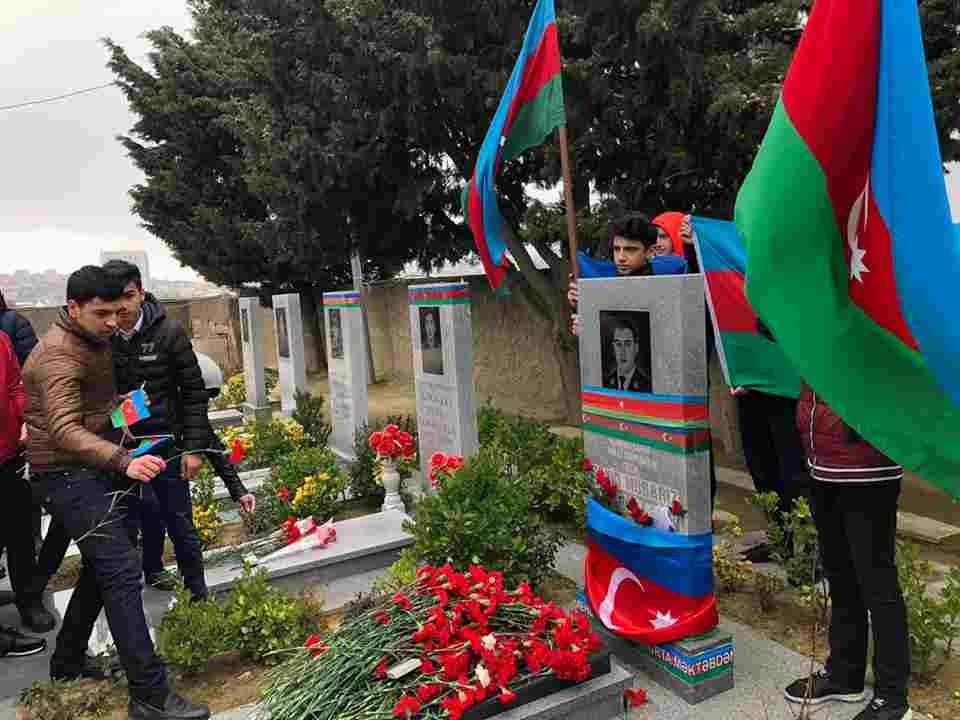 Gənclər Milli Qəhrəmanın məzarını ziyarət etdi - FOTOLAR