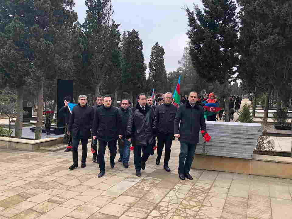 Gənclər Milli Qəhrəmanın məzarını ziyarət etdi - FOTOLAR