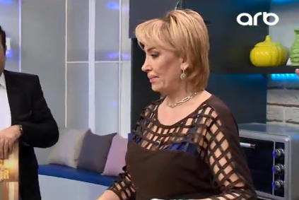 Efirdə əməkdar artistin alt paltarı göründü  - FOTO 