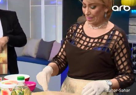 Efirdə əməkdar artistin alt paltarı göründü  - FOTO 