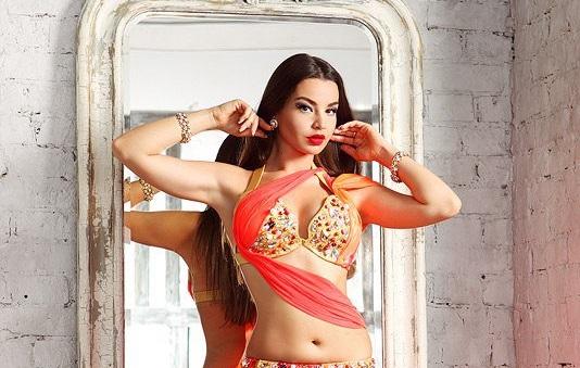 Rəqqasəni açıq-saçıq geyiminə görə ölkədən qovurlar -   VİDEO + FOTOLAR