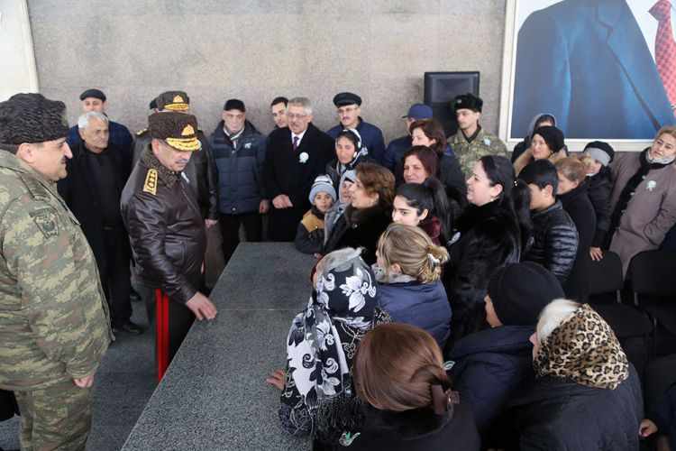 Nazir andiçən əsgərlərin valideyinləri ilə görüşdü -  FOTOLAR