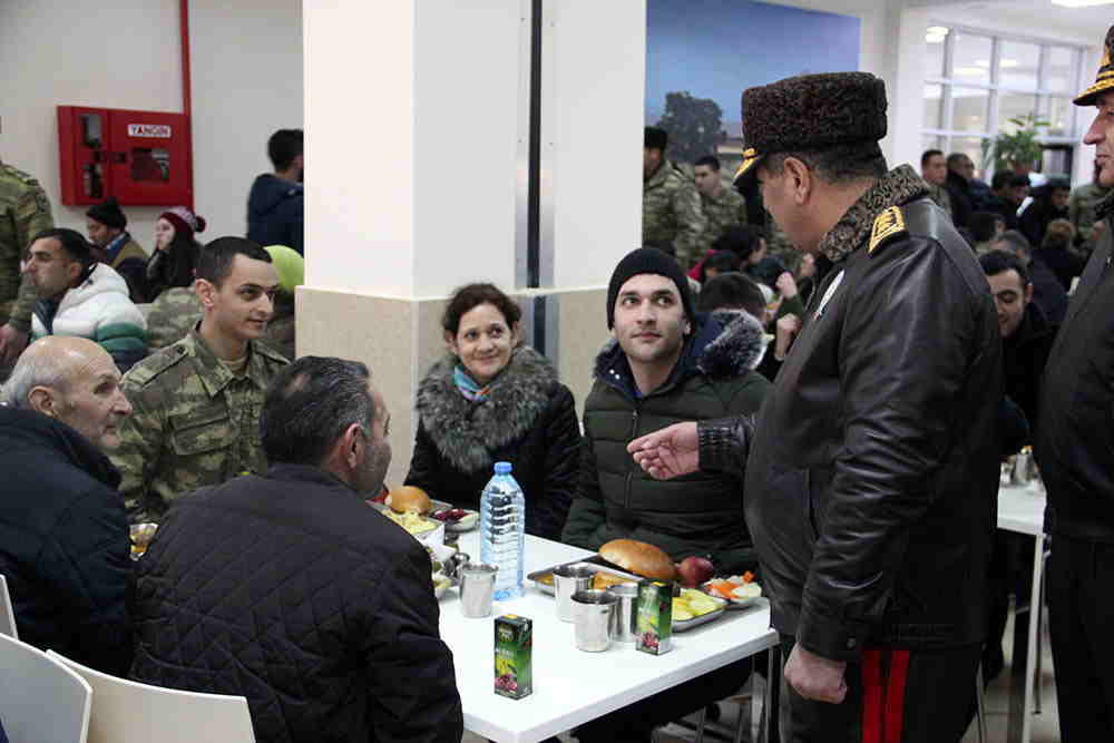 Nazir andiçən əsgərlərin valideyinləri ilə görüşdü -  FOTOLAR