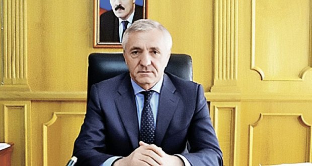 Nazir Şahovun evi:   lap şah sarayı kimi...