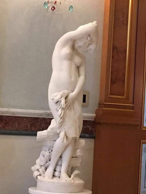 Nazir Şahovun evi:   lap şah sarayı kimi...