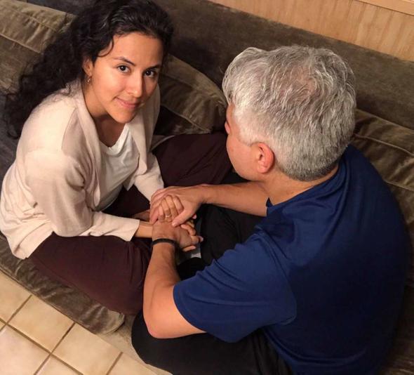 Tanımadığı kişiləri qucaqlamaqla pul qazanır -  FOTO