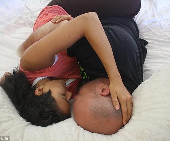 Tanımadığı kişiləri qucaqlamaqla pul qazanır -  FOTO