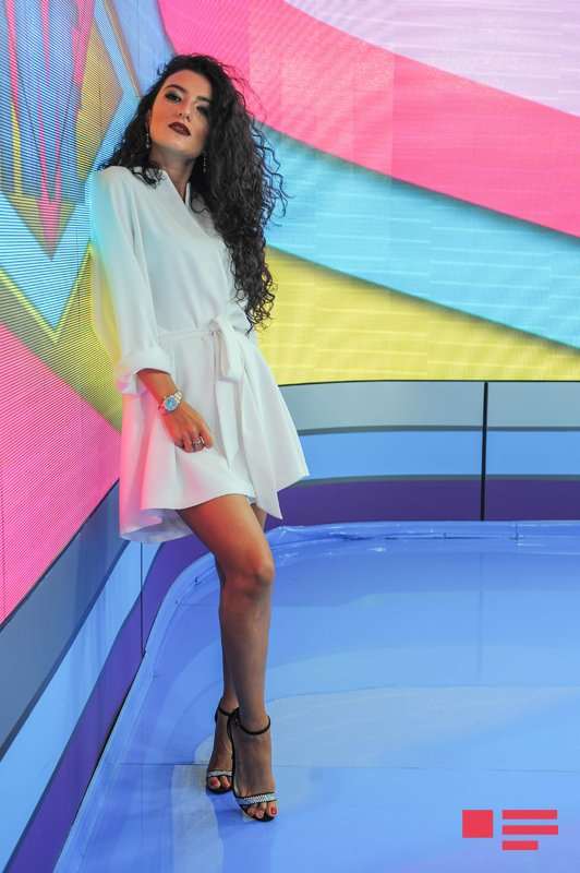 Müğənni açıq-saçıq xalatda canlı efirə gəldi -  FOTOLAR