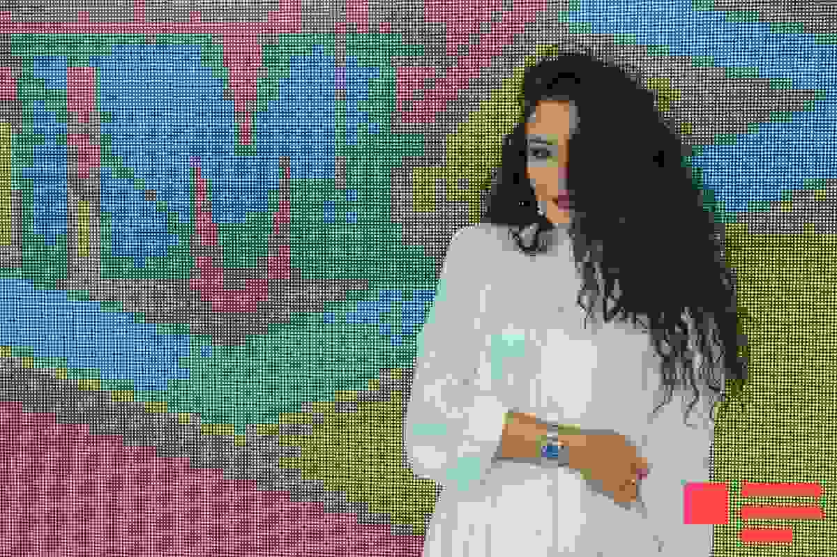 Müğənni açıq-saçıq xalatda canlı efirə gəldi -  FOTOLAR