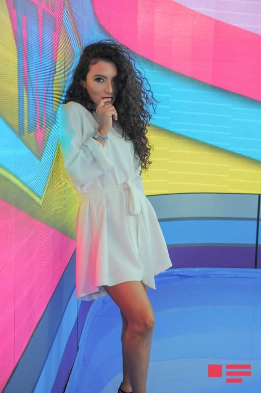 Müğənni açıq-saçıq xalatda canlı efirə gəldi -  FOTOLAR