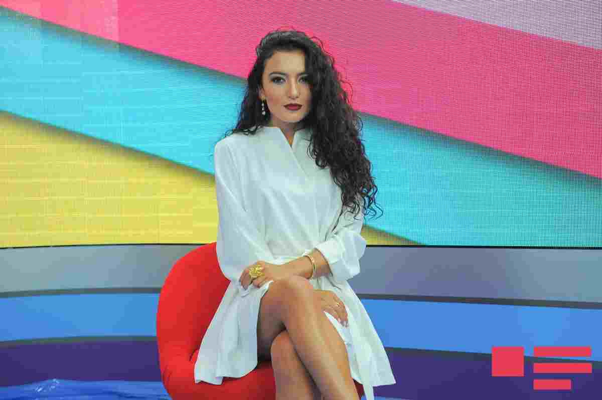 Müğənni açıq-saçıq xalatda canlı efirə gəldi -  FOTOLAR