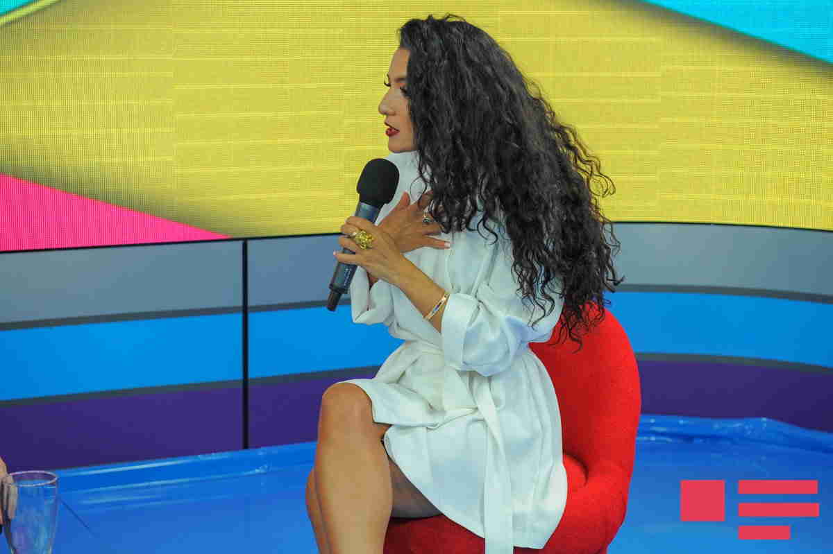 Müğənni açıq-saçıq xalatda canlı efirə gəldi -  FOTOLAR