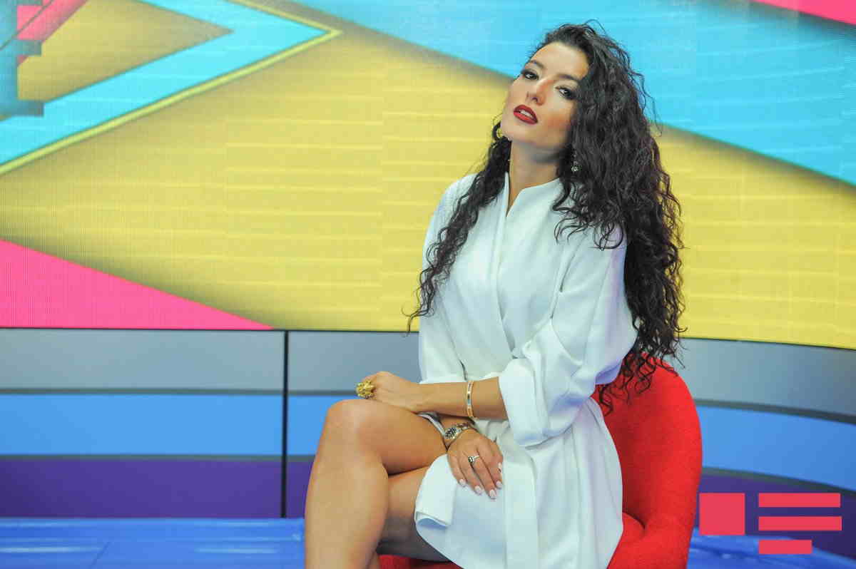 Müğənni açıq-saçıq xalatda canlı efirə gəldi -  FOTOLAR