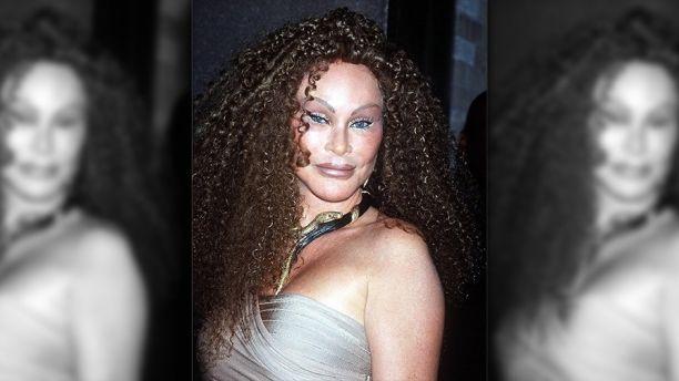 Əri istədi deyə özünü tanınmaz hala saldı -  FOTOLAR