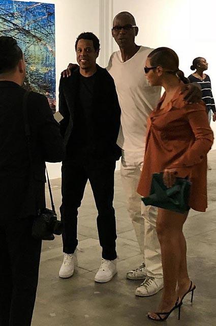 Məşhur müğənni yenə də geyimi ilə seçildi -  FOTOLAR