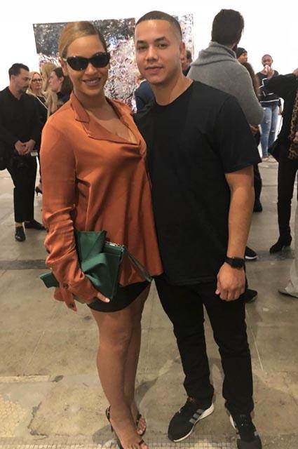 Məşhur müğənni yenə də geyimi ilə seçildi -  FOTOLAR