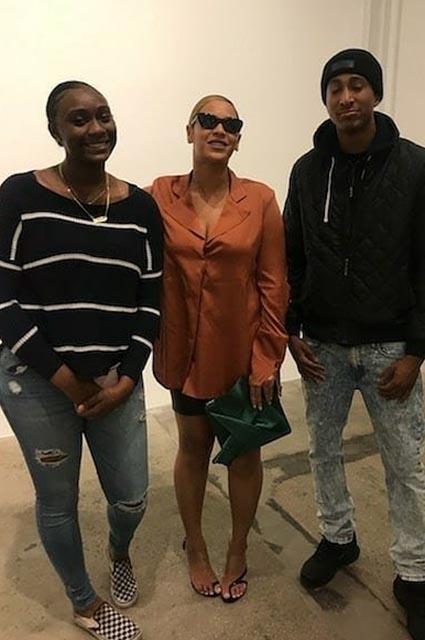 Məşhur müğənni yenə də geyimi ilə seçildi -  FOTOLAR