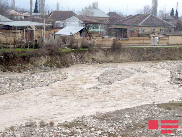 Yol və evlər təhlükə qarşısında- FOTO