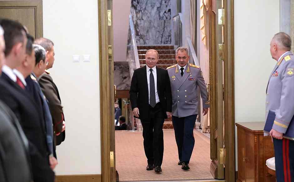 Putin müdafiə nazirləri ilə görüşdü 