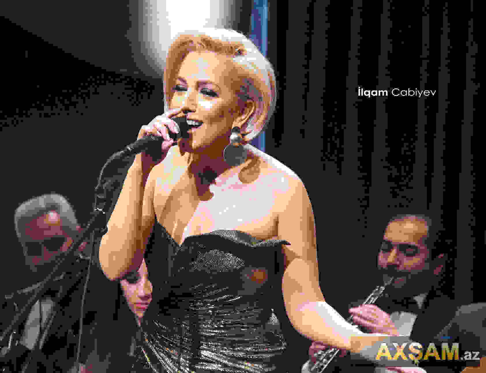 Sinə dekoltesi Laləyə çətin anlar yaşatdı -  FOTOLAR