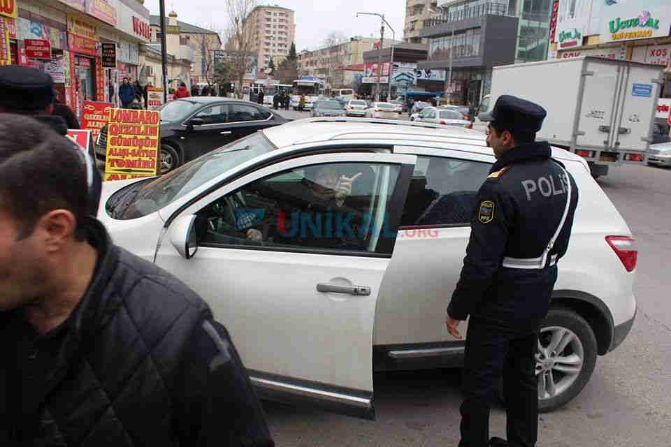Razin talkuçkasında çalışan ticarətçilər yol polisindən narazıdır -  FOTOLAR