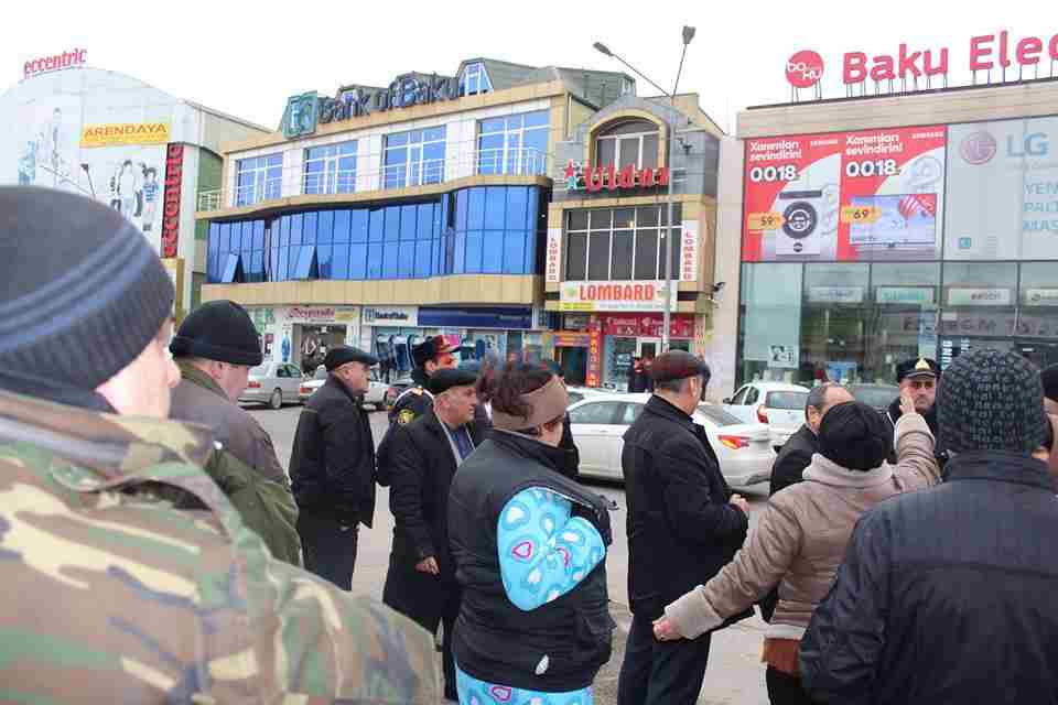 Razin talkuçkasında çalışan ticarətçilər yol polisindən narazıdır -  FOTOLAR