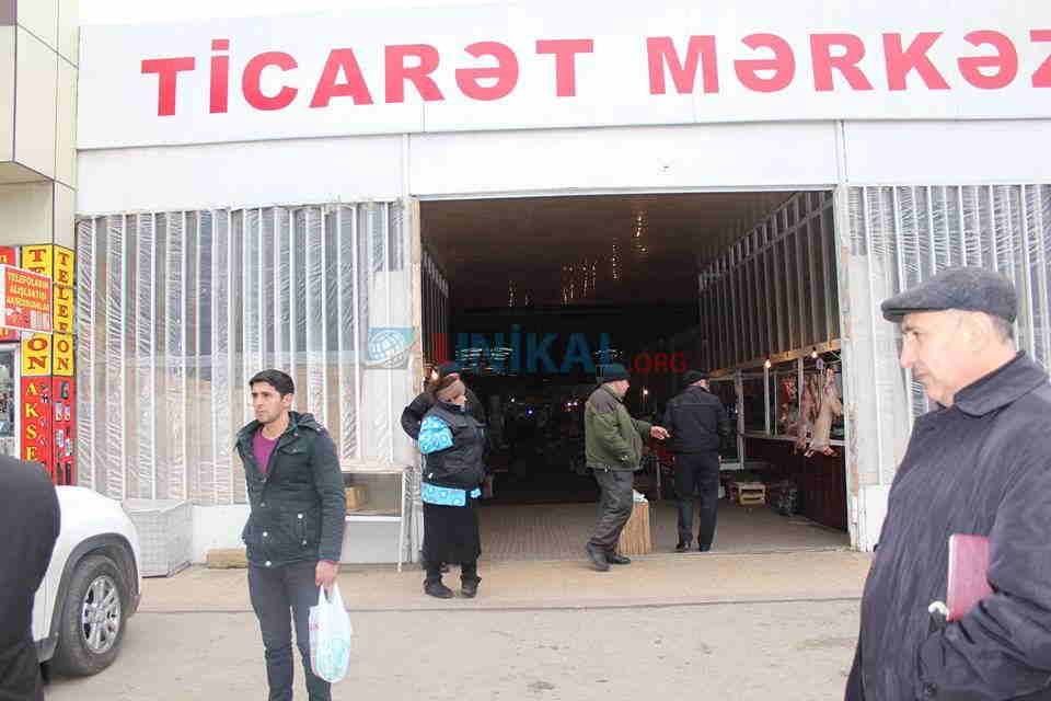 Razin talkuçkasında çalışan ticarətçilər yol polisindən narazıdır -  FOTOLAR