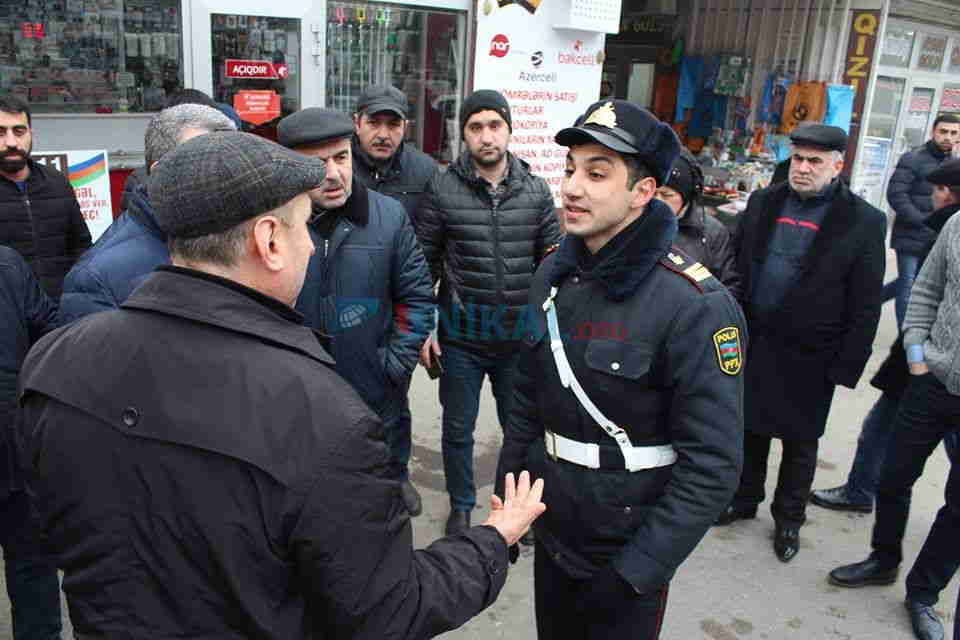 Razin talkuçkasında çalışan ticarətçilər yol polisindən narazıdır -  FOTOLAR