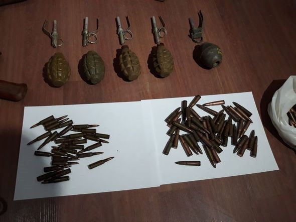 Avtoritet Axsaq Ceyhunun gizlətdiyi silah-sursat   OÄžURLANDI - FOTO