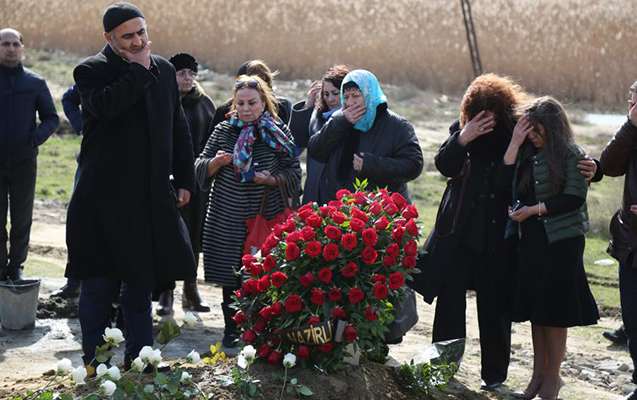 Nazirlik xalq artistini qamışlıqda dəfn edib  - FOTO