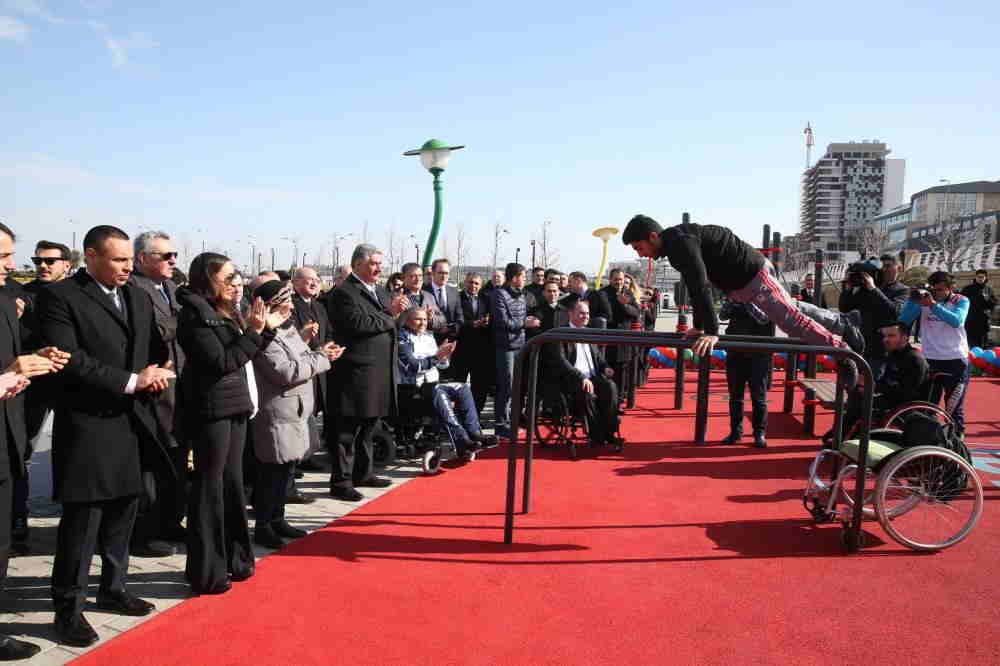 Leyla Əliyeva Azər Əliyevlə idman meydançasının açılışını etdi - FOTOLAR