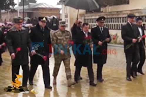  Qazax icra başçısının çətir tutanı var   - FOTOLAR