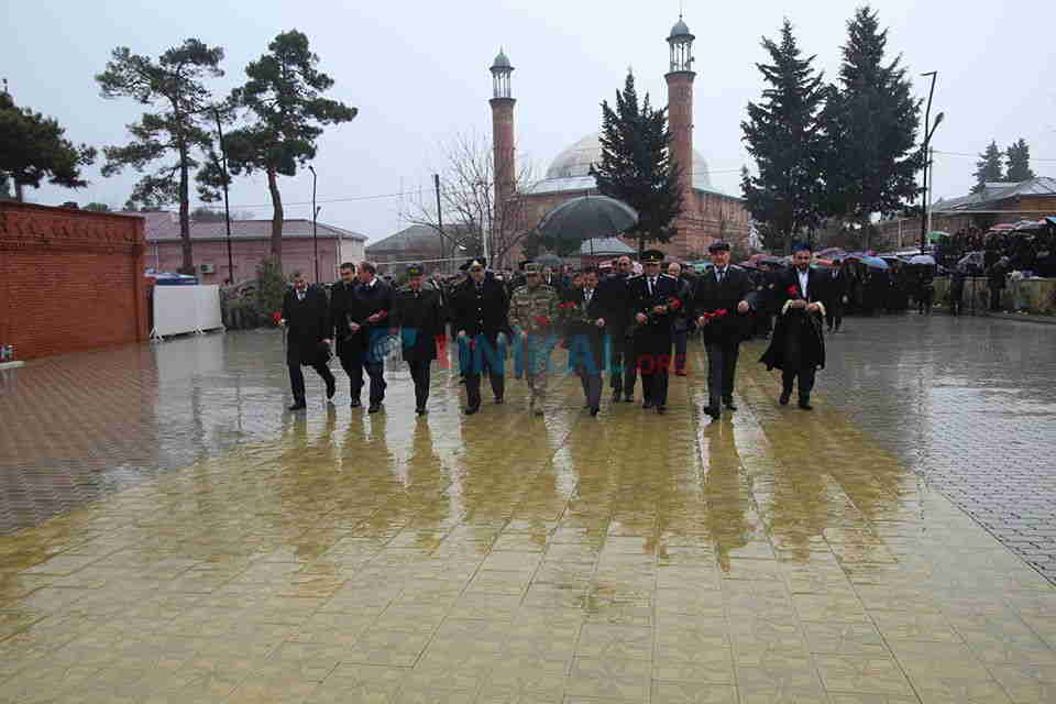  Qazax icra başçısının çətir tutanı var   - FOTOLAR