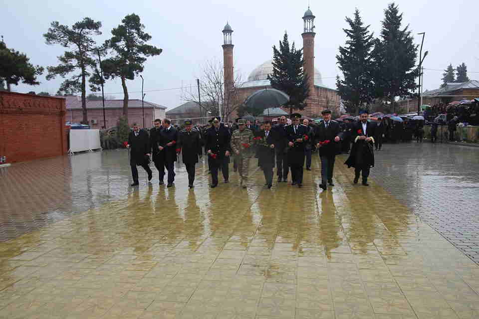 İcra başçısı çətir görüntüsünü saytdan çıxartdı   â€“ FOTO FAKT