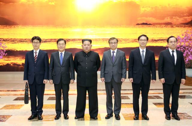 7 ildən sonra düşmən qardaşlar görüşdü -  Kim Çen In arvadı və bacısını da gətirdi (FOTOLAR)