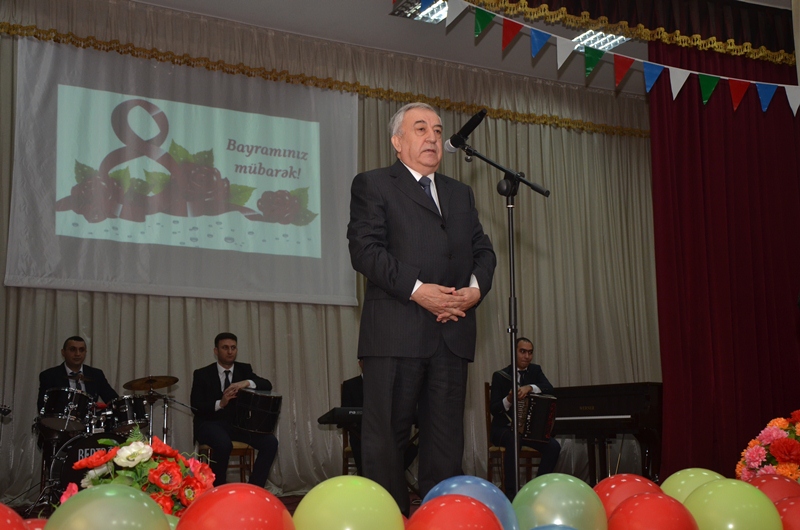 Malik  İsaqov qadınları təbrik etdi - FOTOLAR
