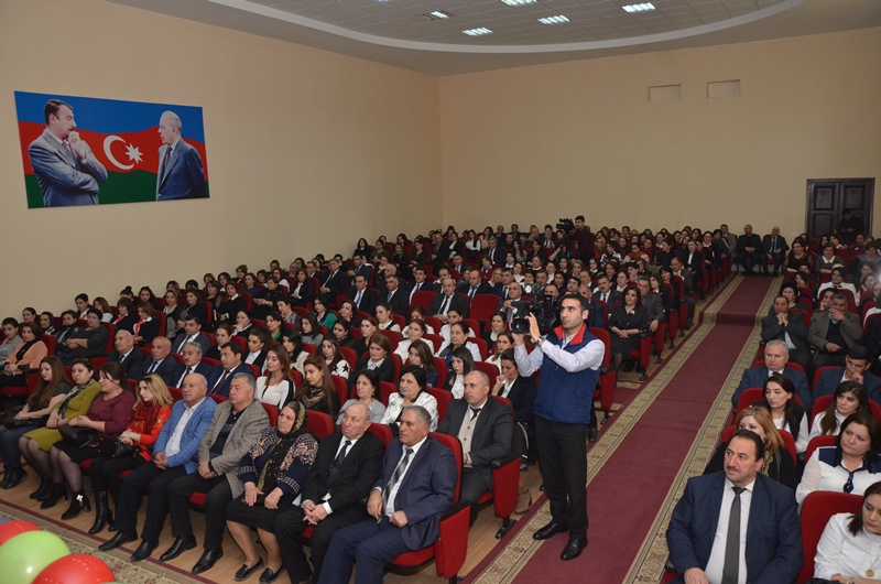 Malik  İsaqov qadınları təbrik etdi - FOTOLAR