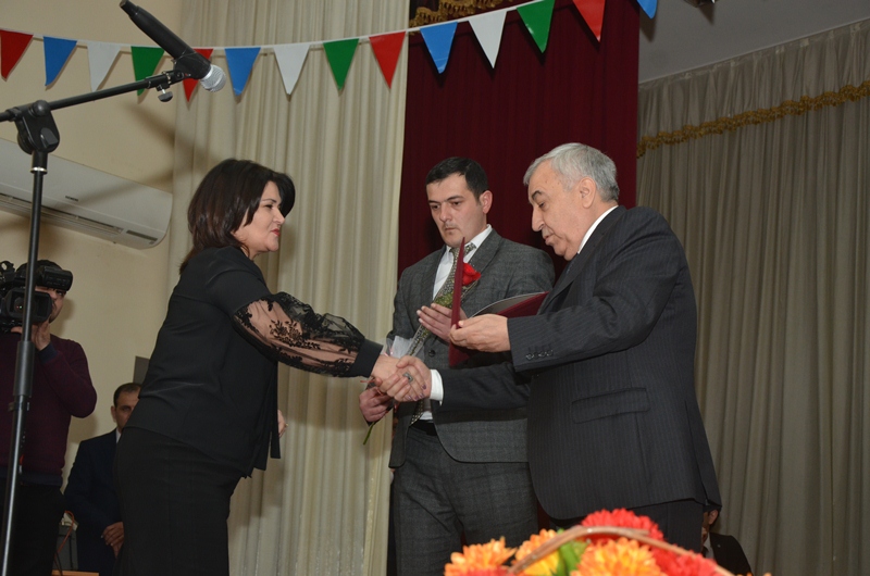 Malik  İsaqov qadınları təbrik etdi - FOTOLAR