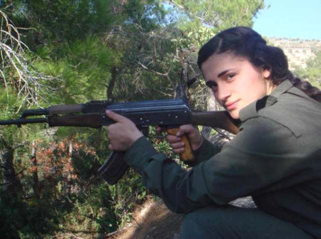 12-13 yaşlı qızlar hərbi formada,  əllərində silah - FOTO