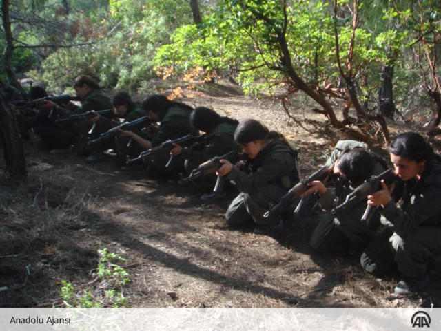 12-13 yaşlı qızlar hərbi formada,  əllərində silah - FOTO