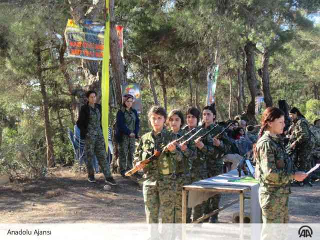 12-13 yaşlı qızlar hərbi formada,  əllərində silah - FOTO