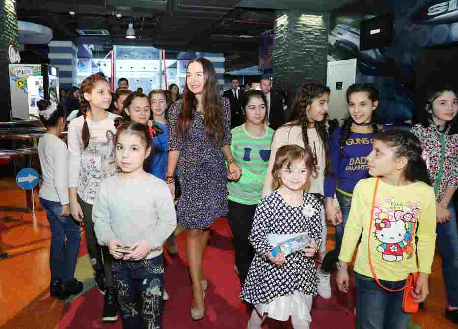 Leyla Əliyeva uşaqlarla birgə əyləncə proqramında -  FOTOLAR