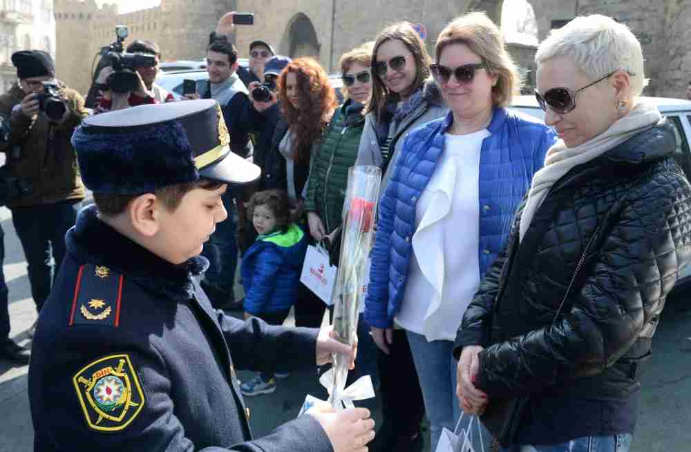 Yol polisi qadın sürücüləri mükafatlandırdı  