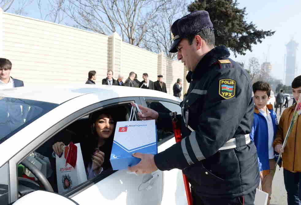 Yol polisi qadın sürücüləri mükafatlandırdı  