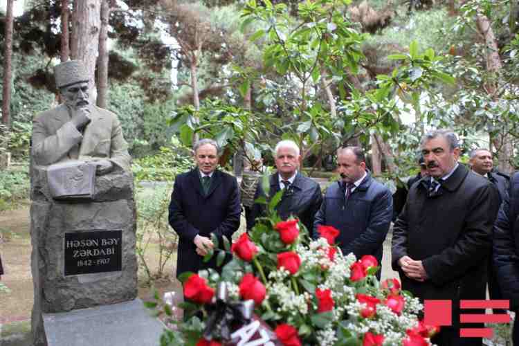 Onlayn mediaya dövlət tərəfindən yardım olunmalıdır  - Əflatun Amaşov