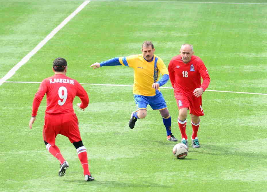 Azərbaycanlı nazir rəsmi geyimdə futbolçulara top ötürdü -  FOTOLAR