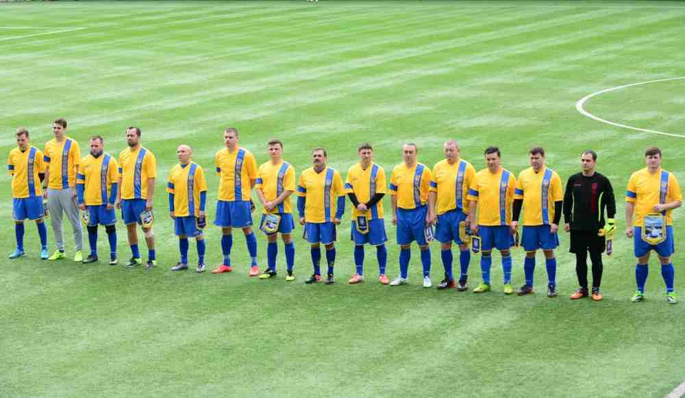 Azərbaycanlı nazir rəsmi geyimdə futbolçulara top ötürdü -  FOTOLAR