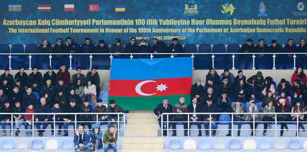 Azərbaycanlı nazir rəsmi geyimdə futbolçulara top ötürdü -  FOTOLAR