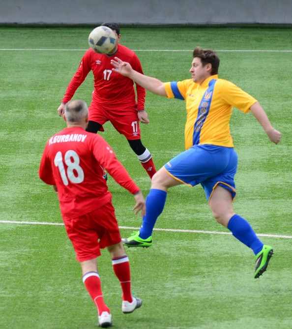 Azərbaycanlı nazir rəsmi geyimdə futbolçulara top ötürdü -  FOTOLAR